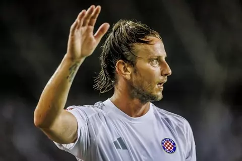 رسمياً.. إيفان راكيتيتش يعلن اعتزاله كرة القدم